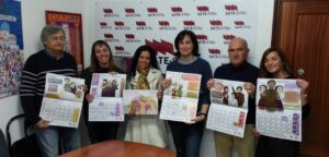 Miembros de SATE-STEs sosteniendo calendarios en reunión sindical