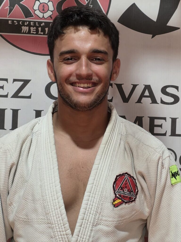 Judoca de la Escuela KogyJudo sonriendo en su uniforme