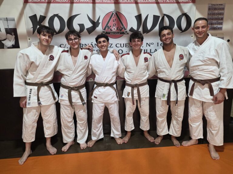 Seis judocas de la Escuela KogyJudo en uniforme de judo