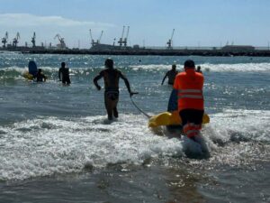 Personas disfrutando del servicio de apoyo al baño en Melilla