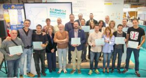 Grupo de personas en evento de Simo Educación con diplomas de premios