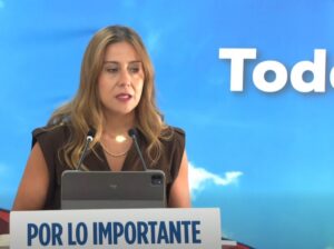 Sofía Acedo hablando en un evento político sobre Melilla