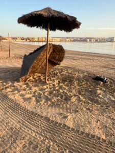 Sombrilla caída en la playa de la Hípica tras actos vandálicos