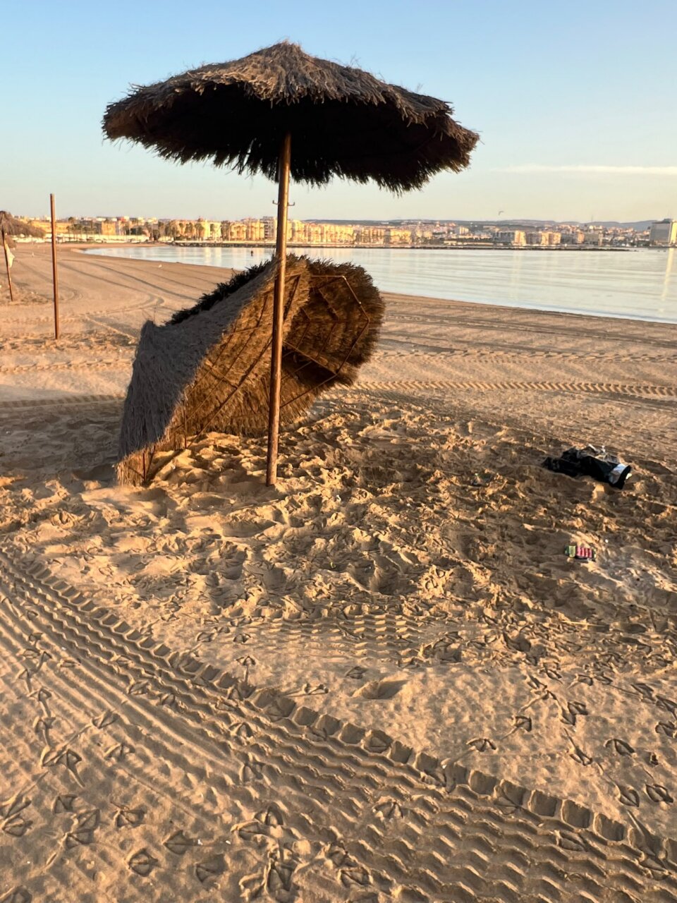 Sombrilla caída en la playa de la Hípica tras actos vandálicos