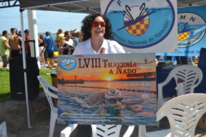 Sonia Urbaneja sosteniendo un cartel de la Travesía a Nado en Melilla