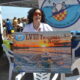 Sonia Urbaneja sosteniendo un cartel de la Travesía a Nado en Melilla