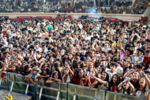 Multitud de jóvenes disfrutando del concierto de Taburete en Melilla