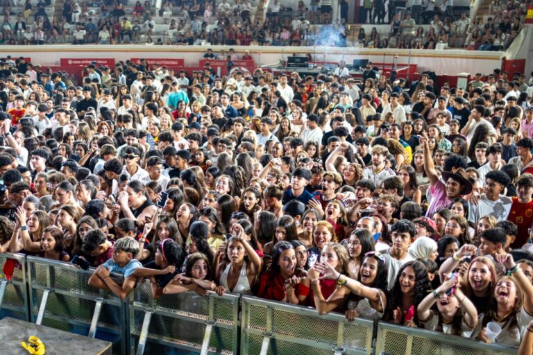 Multitud de jóvenes disfrutando del concierto de Taburete en Melilla