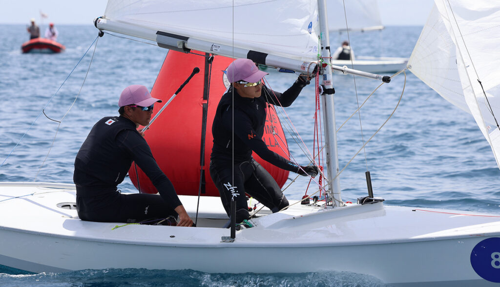 Fuma Takashima y Hanto Hotta compitiendo en una regata de Snipe