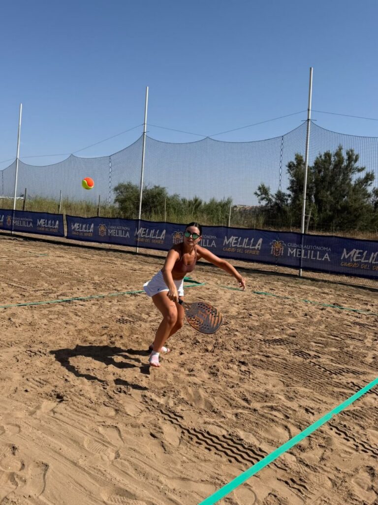 Jugadora de tenis playa en la Playa de San Lorenzo, Melilla.