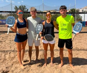 Jugadores de tenis playa en la Playa de San Lorenzo en Melilla