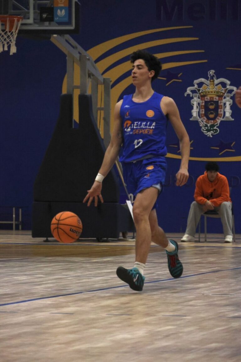 Jugador de baloncesto en acción durante un partido en Melilla