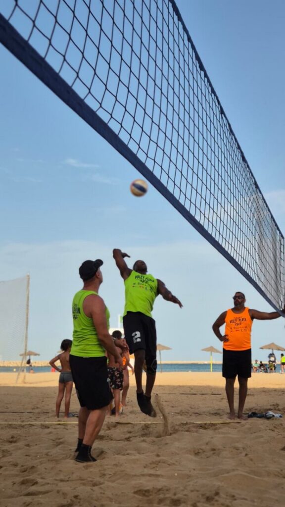 Jugadores compitiendo en el torneo de vóley playa en San Lorenzo