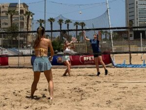 Jugadores compitiendo en el XIV Torneo Internacional de Tenis Playa en Melilla