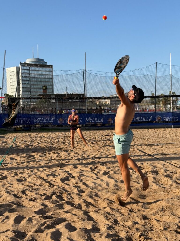 Jugadores compitiendo en el torneo de tenis playa en Melilla