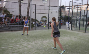 Jugadoras compitiendo en el torneo de pádel en Melilla
