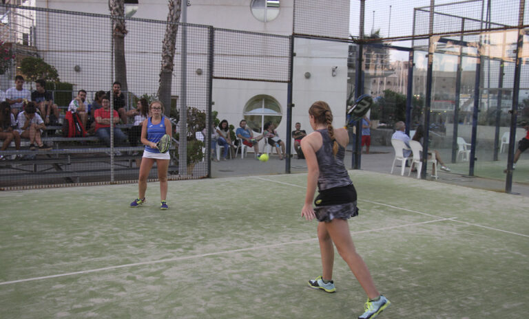 Jugadoras compitiendo en el torneo de pádel en Melilla
