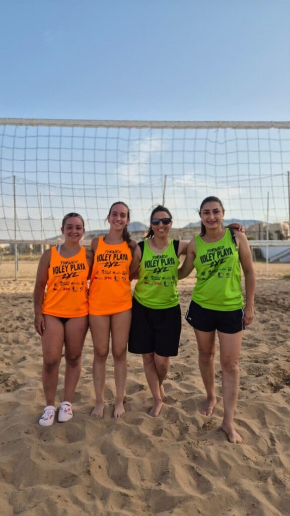 Cuatro jugadoras de voleibol en la playa de San Lorenzo