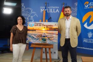 Presentación de la LVIII Travesía a Nado en Melilla con cartel informativo.