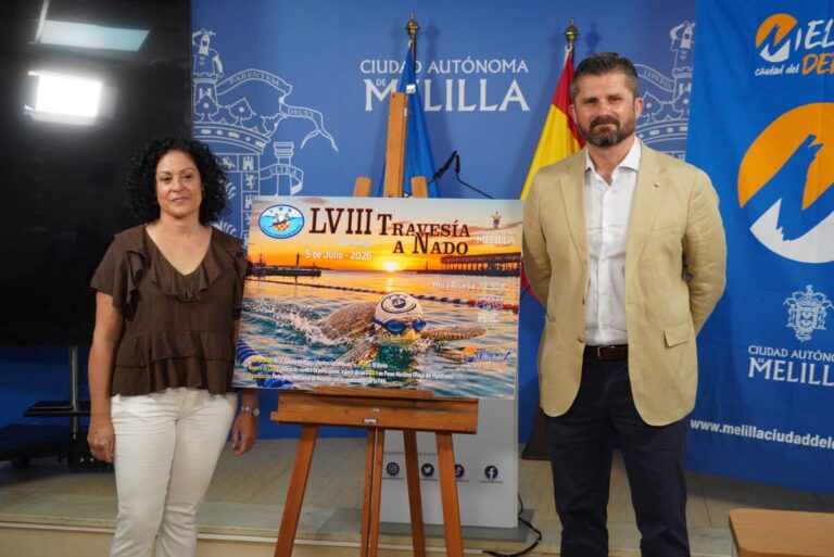 Presentación de la LVIII Travesía a Nado en Melilla con cartel informativo.