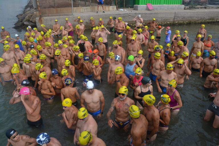 Nadadores en la Travesía a Nado Ciudad de Melilla preparándose para la competencia