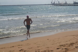 Miguel Ángel Rozas corriendo en la playa tras la Travesía a Nado Ciudad de Melilla