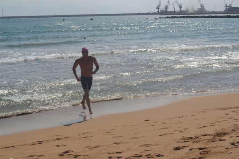 Miguel Ángel Rozas corriendo en la playa tras la Travesía a Nado Ciudad de Melilla