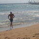 Miguel Ángel Rozas corriendo en la playa tras la Travesía a Nado Ciudad de Melilla