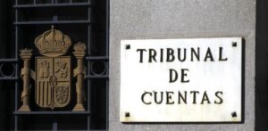 Placa del Tribunal de Cuentas en España con escudo nacional
