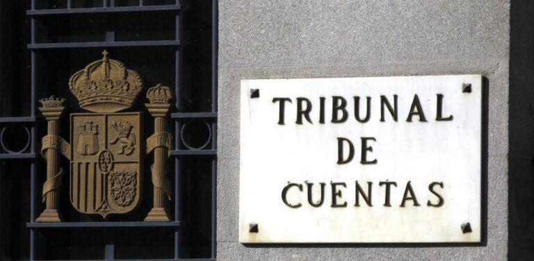 Placa del Tribunal de Cuentas en España con escudo nacional