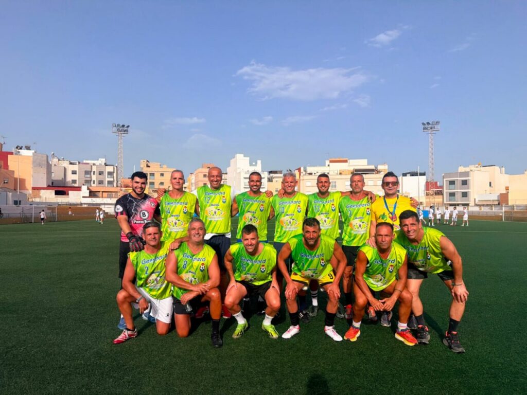 Equipo de fútbol posando tras el Trofeo Peñón de Vélez en Melilla