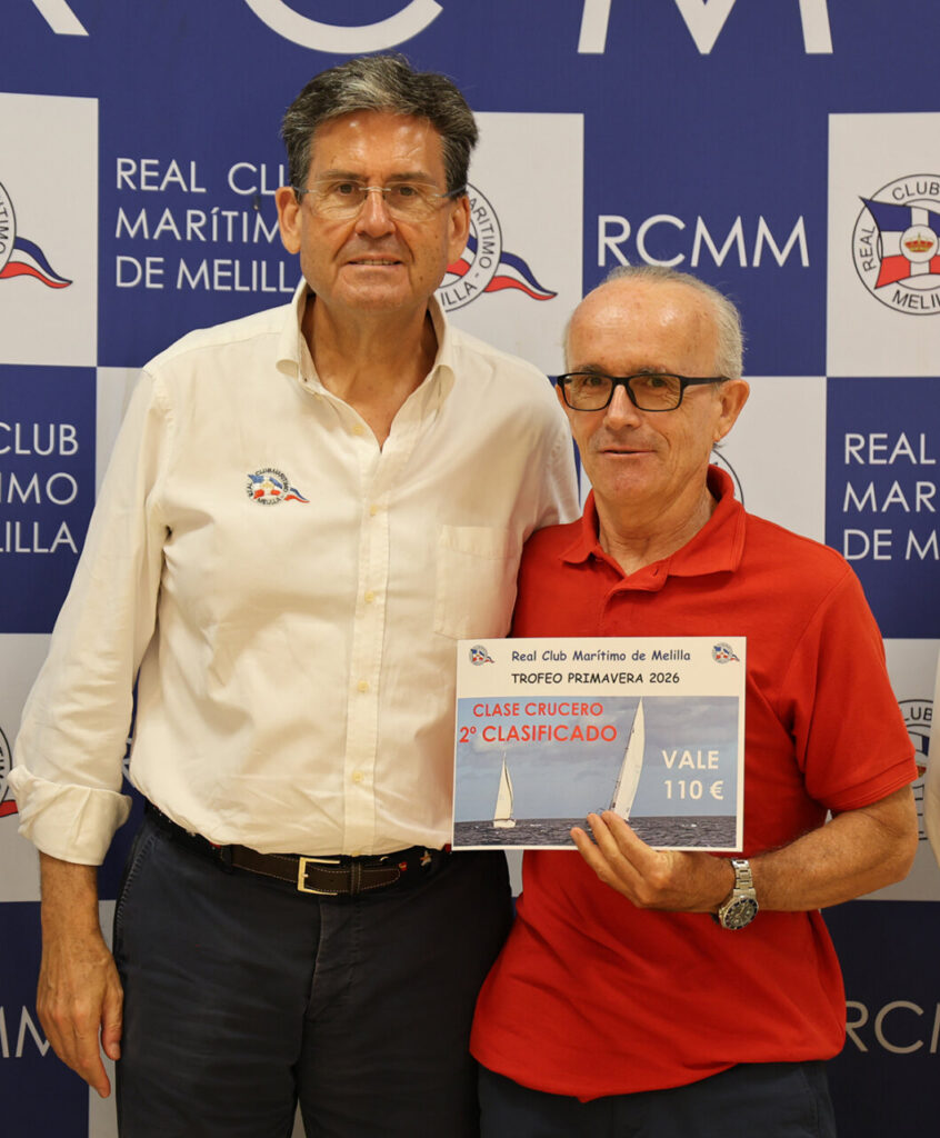 Entrega de trofeo en el Real Club Marítimo de Melilla