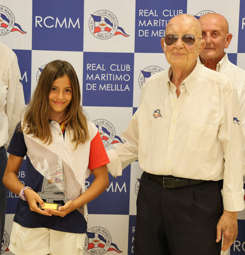 Niña sosteniendo un trofeo en el Real Club Marítimo de Melilla