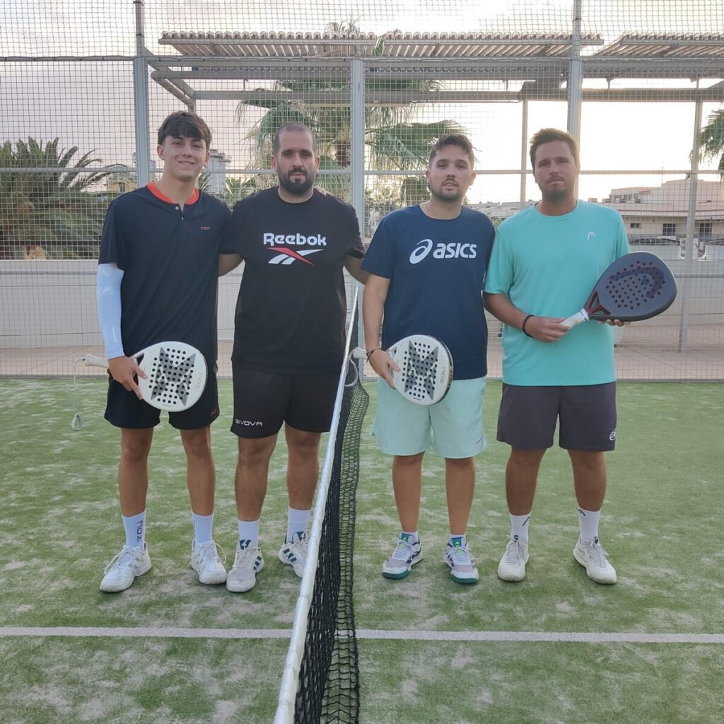 Cuatro jugadores de pádel posando en la cancha tras el torneo