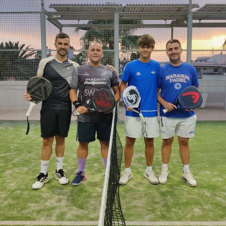 Cuatro jugadores de pádel posando en la cancha tras el torneo