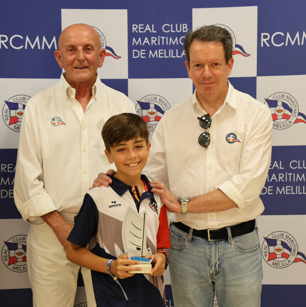 Niño sonriente sosteniendo un trofeo en el Real Club Marítimo de Melilla