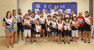 Grupo de ganadores con trofeos en el Real Club Marítimo de Melilla