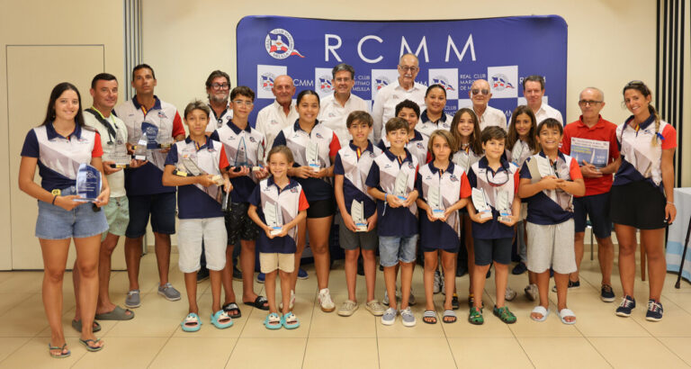 Grupo de ganadores con trofeos en el Real Club Marítimo de Melilla