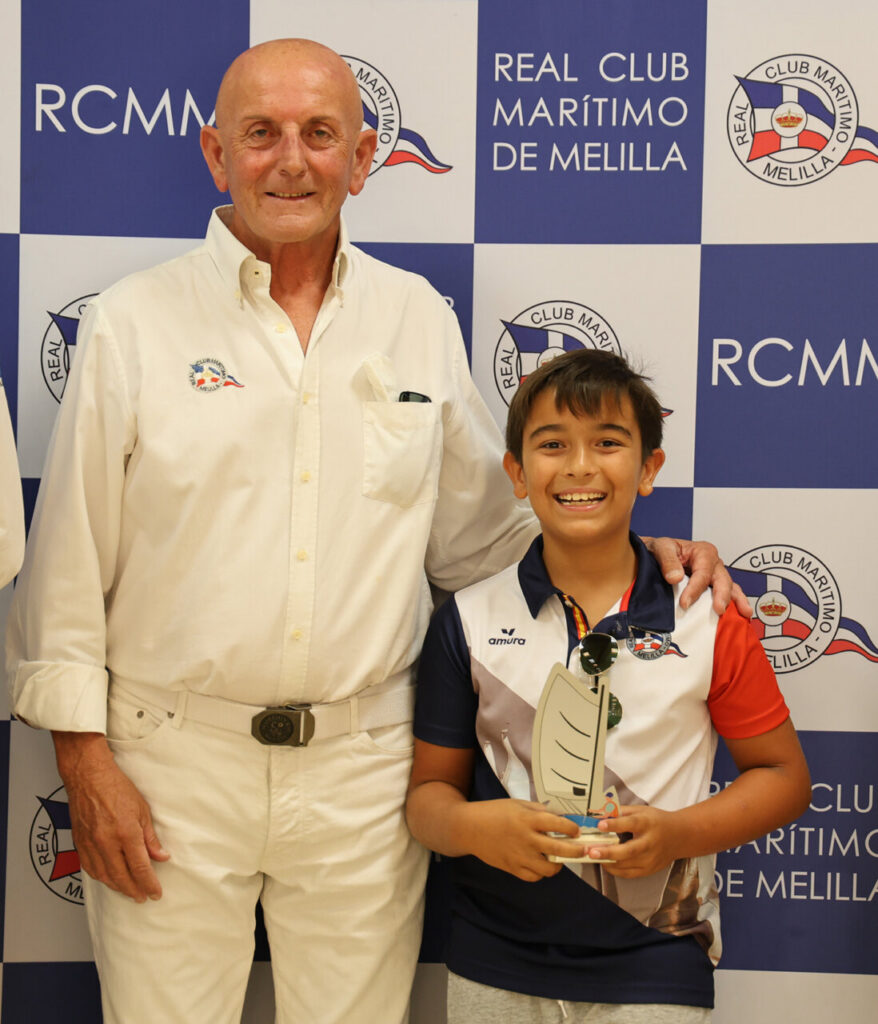 Entrega de trofeo a joven ganador en el Real Club Marítimo de Melilla