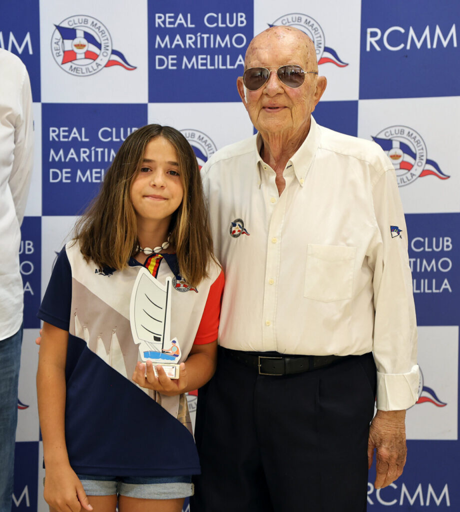 Entrega de trofeo a joven ganadora en el Real Club Marítimo de Melilla