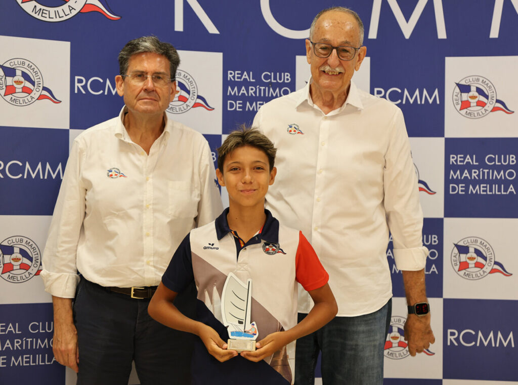Entrega de trofeo a un joven competidor en el Real Club Marítimo de Melilla