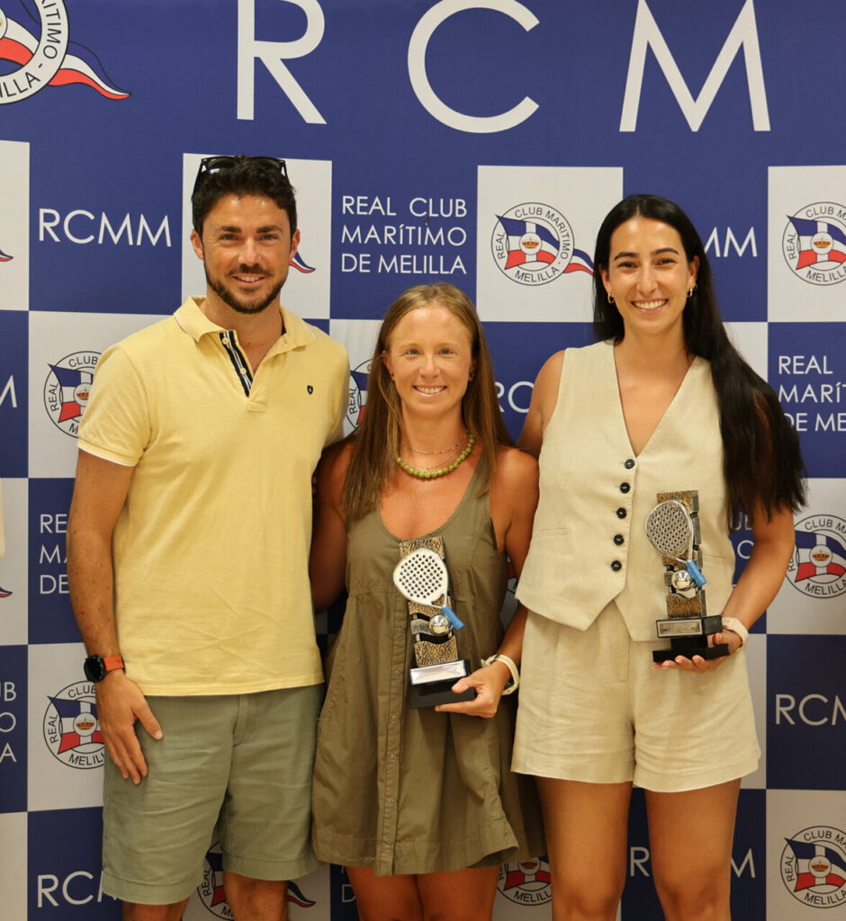Entrega de trofeos a campeonas de pádel en el RCMM