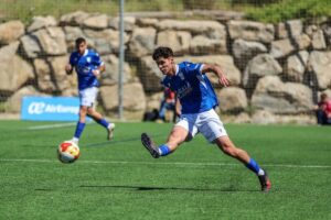 Jugador de la U.D. Melilla en acción durante un entrenamiento de fútbol