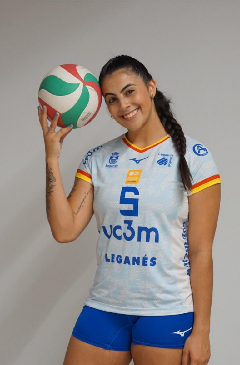 Vanessa Elis Oliveira Flor sosteniendo un balón de voleibol
