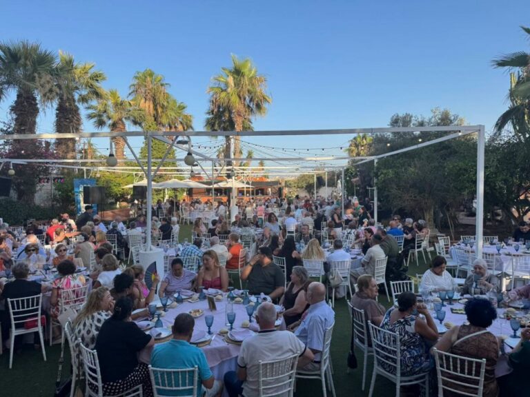 Gran reunión de mayores disfrutando de una verbena veraniega al aire libre
