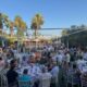 Gran reunión de mayores disfrutando de una verbena veraniega al aire libre