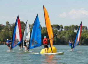 Regatistas compitiendo en la regata de Windsurf LT en el embalse de Cubillas