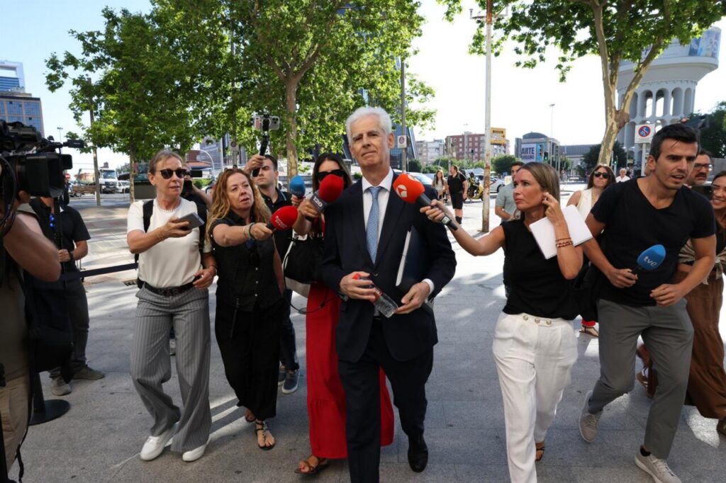 Bartolomé Lora rodeado de periodistas tras su declaración sobre Air Europa