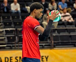 Víctor Andreu sosteniendo un balón de voleibol en un partido