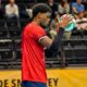 Víctor Andreu sosteniendo un balón de voleibol en un partido